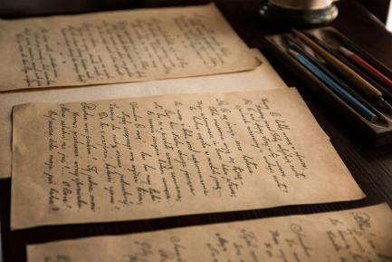 L_handwritten_letters_on_desk
